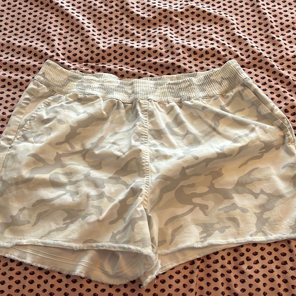 Vineyard Vines camp shorts size Large